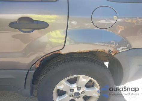 2005 Ford Escape Xlt z USA, uszkodzony, nr VIN 1FMCU93165KE40709